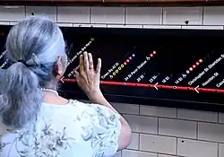 Linienband mit Beschriftung in Schwarz- und Brailleschrift (New York)