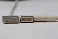 In der Frontansicht ist der Unterschied zwischen den beiden Steckertypen (links: MagSafe 2, rechts: 1) deutlich erkennbar.