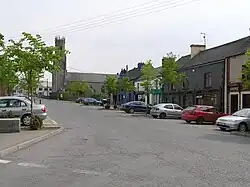 Hauptstraße und Kirche