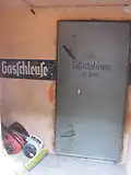 Stahl-Außentür der Gasschleuse im Luftschutzkeller Marschnerstraße 5, Frankfurt am Main