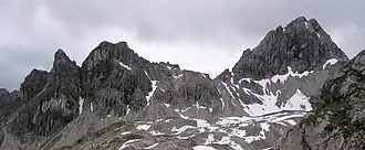 V.&nbsp;l.&nbsp;n.&nbsp;r.: Hermannskarturm, Hermannskarspitze und Marchspitze (von Südosten)