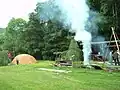 Fertiger Meiler mit Windfang, Köhlerhütte und Feuerstelle