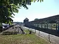 Bahnsteig an Schmalspur und Regelspur (rechts)