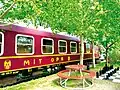 Zum Hotelzug umfunktionierter Schlafwagen bei der Erlebnisbahn Ratzeburg in Schmilau[32][33]