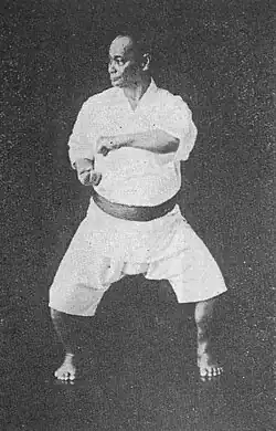 Klassische „Tachi“[Anm. 7] Naihanchi – ナイハンチ – Karate, Motobu Chōki