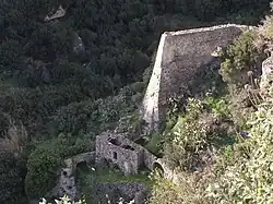 Mühle mit horizontalem Wasserrad am Fuß des Fallrohres