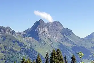 Mutteristock (von Wolken berührt), links davon der kegelförmige Ochsenkopf