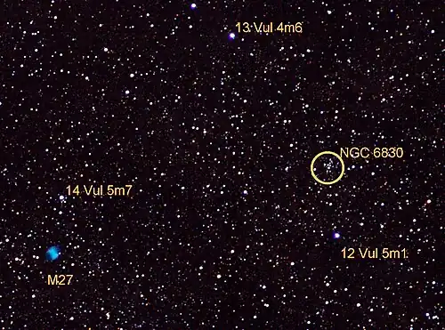 NGC 6830 ist unweit des Hantelnebels M27 zu finden