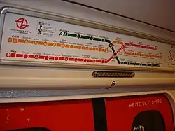 Langschmale Formatvariante des Netzplans der Metro Prag zur Verwendung im Wageninnenraum, lokal scherzhaft Dackel genannt[150]
