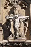 Christusstatue über dem Haupteingang