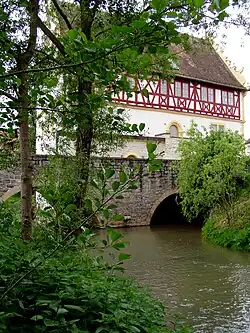 Längsseite des Rathauses mit Breitbachbrücke