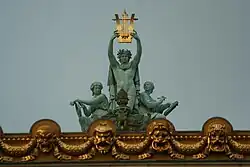 Apollon-Statue mit Musik links und Poesie rechts auf dem Dach der Opéra Garnier