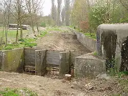 Blick auf den Bunker H4 mit Wassersperre beim Dorf Haacht.