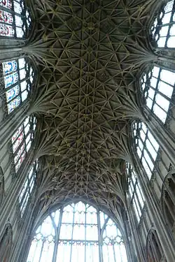 Der östliche Teil der Kathedrale von Gloucester mit rechtwinkligem Liernen-Gewölbe