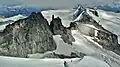 Mt. Carr (oben, rechts der Mitte) mit Phyllis's Engine (Mitte) vom Westgipfel des Castle Towers Mountain