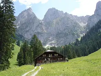 Die Gummfluh (links) und Brecaca (Mitte) vom Naturschutzgebiet La Pierreuse aus (Nordwestseite)