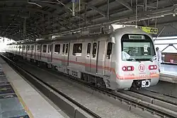 Klimageräte als Dachaufbauten, die über das Profil des Wagenkastens hinausragen, auf einem Zug der Metro Jaipur