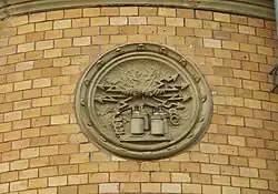 Reliefmedaillon mit Symbolik des Telegrafenwesens an der Fassade.