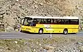 Ein Postauto unterwegs auf dem Flüelapass
