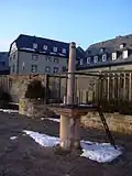 Rekonstruierter Pranger auf der Schlossterrasse