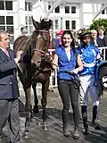 Im Absattelring mit Trainer Andreas Wöhler, Betreuerin Kira Kaschek und Jockey Eduardo Pedroza