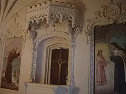 Fresken, die Teresa von Ávila (rechts) sowie den Heiligen Antonius (links) zeigen.