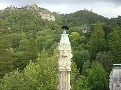 Einer der Kamine. Im Hintergrund sind das Castelo dos Mouros (links) sowie der Palácio Nacional da Pena (rechts) zu sehen.