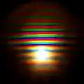 Lichtquelle zirka 10&nbsp;Zentimeter neben Objektiv der Kamera
