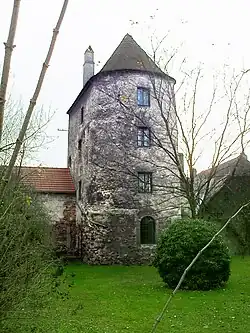 Traismauer: Reck- oder Hungerturm, ein spätantiker Hufeisenturm an der Nordmauer des Kastells, von Nordosten
