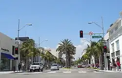 Der Rodeo Drive an der Kreuzung Dayton Way: Ermenegildo Zegna links, Van Cleef & Arpels rechts