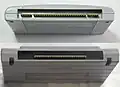 Anschlüsse bei unterschiedlichen Modulen des SNES. Das obere verfügt über zwei zusätzliche schmale Verbindungen für einen Zusatzchip.