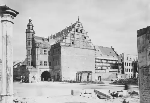 Rathaus 1946 mit zerstörtem Nachbarhaus