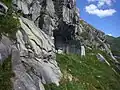 Schiessscharte der Gotthard-Festung mit Kanone an der Südflanke des Monte Prosa