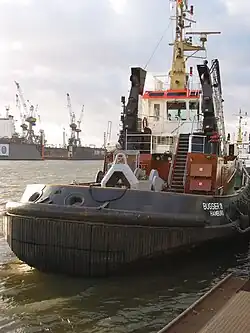 Schlepper (im&nbsp;Hintergrund: Schwimmdocks der Werft Blohm & Voss)