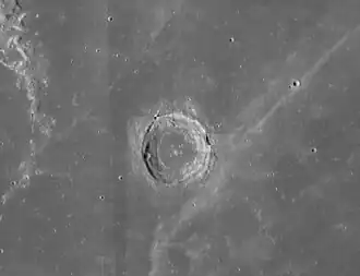 Seleucus, links der Rand von Eddington. Der helle Streifen unterhalb von Seleucus gehört zum Strahlensystem des Kraters Glushko (LROC-WAC).