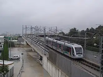 Fahrzeug vom Typ Urbos&nbsp;2 auf der Linie&nbsp;1 der Metro Sevilla