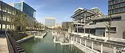 Im Hintergrund das Konferenzzentrum der ShanghaiTech Universität, welches auch ein 5-Sterne Hotel und eine Schwimmhalle beherbergen wird.