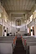 Kircheninneres mit dem Kreuz in der Altarempore