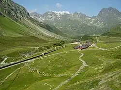 Bis 2021 abgebaute Druckrohrleitung zum Obervermuntwerk I mit Silvrettadorf (vorn) und Madlenerhaus. Hochmaderer (2823 m) rechts.