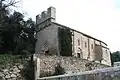 Zinnengiebel an der Église Saint-Pierre-de-Rhèdes in Lamalou-les-Bains, Hérault