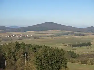 Stallberg von Südwesten, aufgenommen vom Aussichtsturm Via Regia auf dem Rößberg bei Großenbach