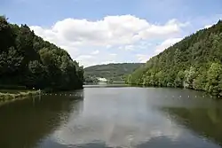 Blick seeseitig vom Damm aus