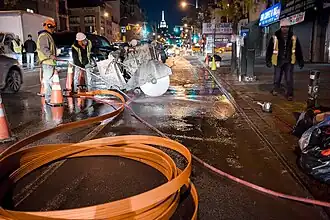 Eine Schlitzfräse zur Installation von Glasfaserkabeln in Leerrohren, Manhattan, New York
