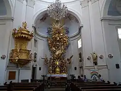 Innenansicht: Kanzel und Chor mit Hochaltar