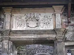 Relief über dem Portal zur Hauptburg. Wappen: Sachsen, August, Anna, 1571