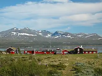 Die Storerikvollen-Turisthytte, dahinter der Stausee Nesjøen. Unmittelbar rechts der Bildmitte der Bandaklumpen