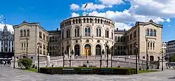 Stortingsgebäude vom Eidsvolls plass aus gesehen, 2024