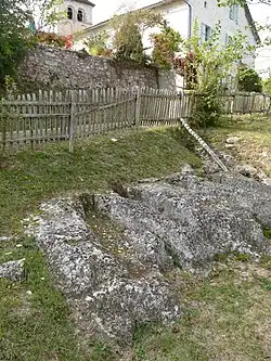 Aus dem Angoumien gehauene Sarkophage in Saint-Pardoux