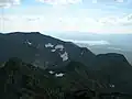 Links Storsola, rechts hinten der Sylsjön-Stausee, vom Gipfel des Storsylen aus gesehen