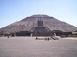„Sonnenpyramide“ von Teotihuacán (um 300 n.&nbsp;Chr.)